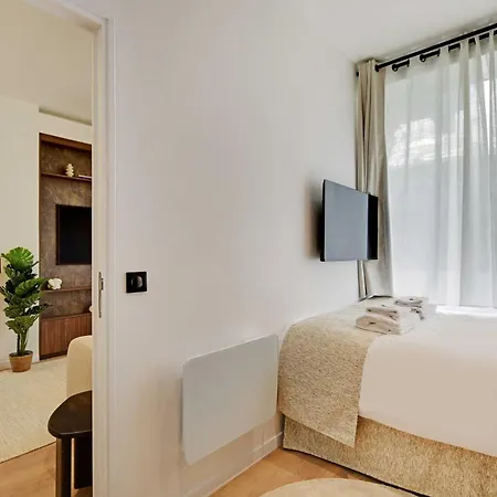 Lovely Refurbished In Vibrant 18th District Apartment Paris