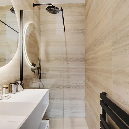 Lovely Refurbished In Vibrant 18th District Apartment