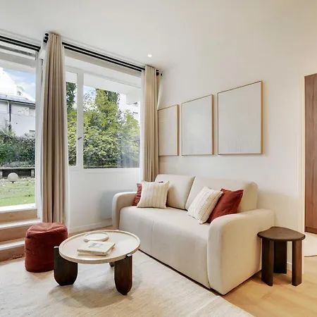 Lovely Refurbished In Vibrant 18th District Apartment *