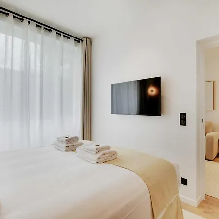 Lovely Refurbished In Vibrant 18th District Parigi