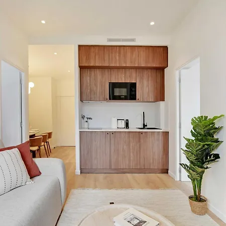 Lovely Refurbished In Vibrant 18th District Appartamento Parigi